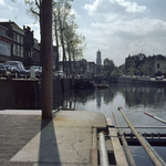 859596 Gezicht op de Stadsbuitengracht te Utrecht, vanaf de Weerdsluis, met rechts de Nieuwekade. Op de achtergrond de ...